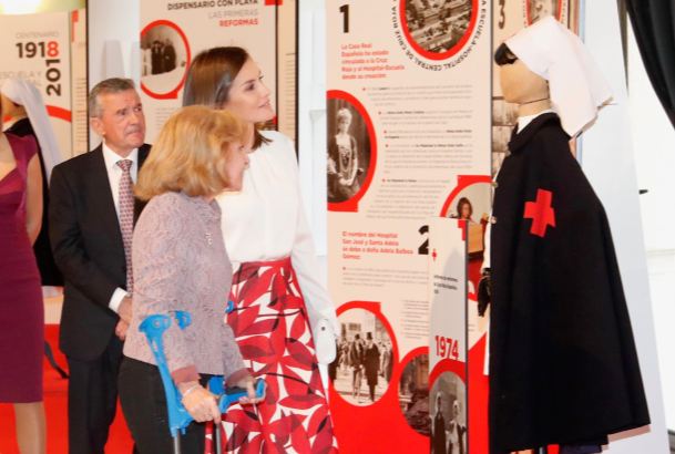 Doña Letizia durante el recorrido por la exposición, acompañada de de la exdirectora de la Escuela Universitaria de Enfermería de Cruz Roja, Rosa Pulido